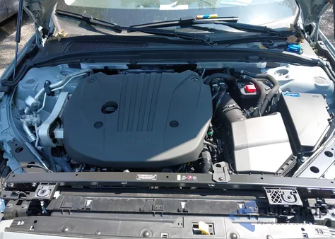 2025 Volvo V60 Cross Country B5 Plus z USA, uszkodzony, nr VIN YV4L12WK2S2149755